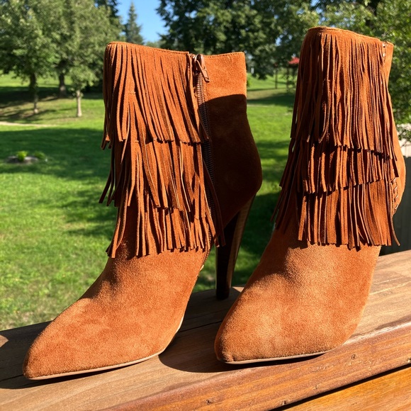 NWOT Steve Madden camel Myrakle suede fringe heeled booties, size 6.5 - Picture 3 of 8